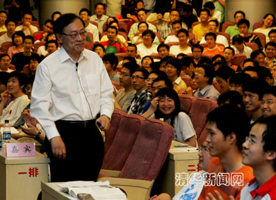 //news.dywhhl.com/pic/2010/02/05/姚期智给学生们讲课.jpg